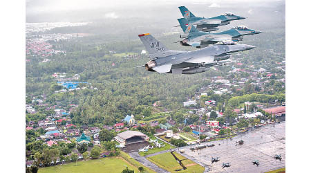 美國空軍F16戰機（下方）聯同兩架印尼空軍F16戰機編隊飛行。