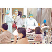 台灣疫情嚴峻，醫護照顧染疫人士。