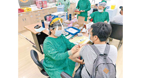 台灣疫苗短缺，惟相繼有診所及官員獲特令私下接種。