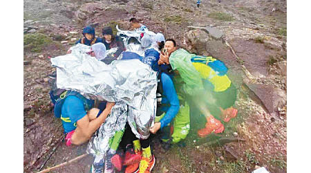 比賽期間出現極端天氣，多名跑者被困山上。