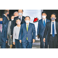 日本首相菅義偉（箭嘴示）抵達英國出席G7峰會。