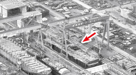 在上海船廠興建的003航母傳出新照片（箭嘴示）。
