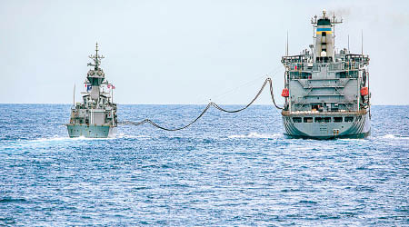 美澳艦隊聯合演練，大號角號（右）向巴拉臘特號補給。