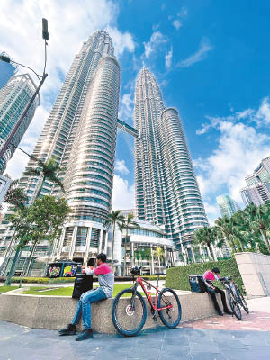 馬來西亞延長封城，圖為吉隆坡雙子塔。（中新社圖片）