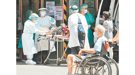 台北市醫護人員忙於收治新冠患者。（中時電子報圖片）