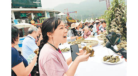 重慶市民進食抽到的糉子。