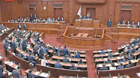 日本國會否決針對菅義偉內閣的不信任決議案。（電視畫面）