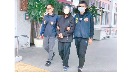 陳男（中）於去年被捕。