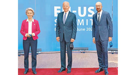 萊恩（左）、拜登（中）及歐洲理事會主席查爾斯‧米歇爾（右）在歐美峰會上合照。