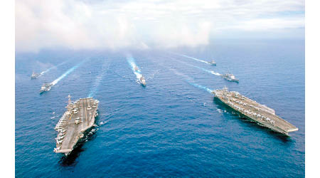 美國打算在太平洋組建海軍特遣隊。圖為在區內巡航的美軍「雙航母」編隊。