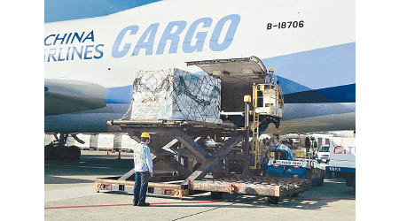 運載莫德納疫苗的貨機抵達桃園機場。（中時電子報圖片）