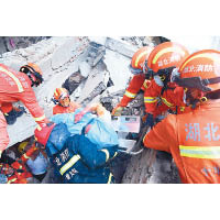 救援人員從瓦礫救出被困民眾。