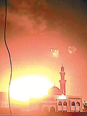 以軍空襲加薩，擊中目標後出現巨大火球。