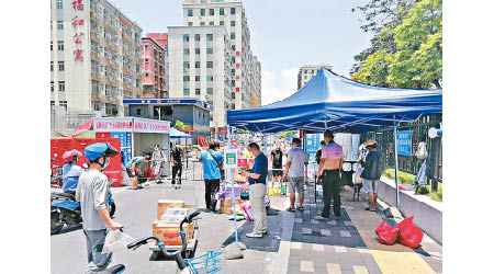 廣東東莞民眾接受核酸檢測。