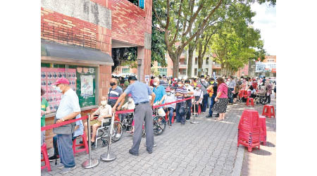 台中市大批長者等待接種疫苗。（中時電子報）