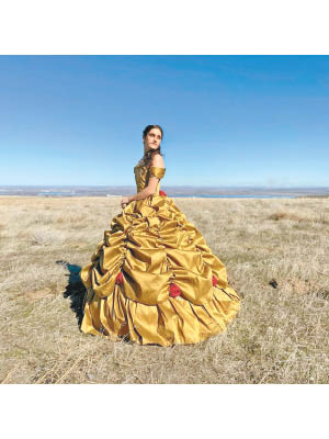 索倫森在網上分享照片，圖為電影《美女與野獸》的公主服。
