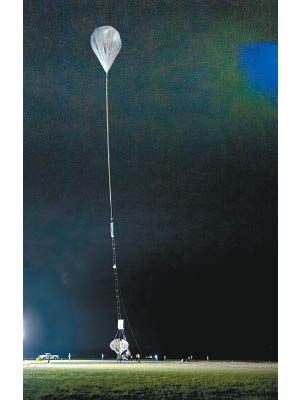 熱氣球太空船於清晨試飛。