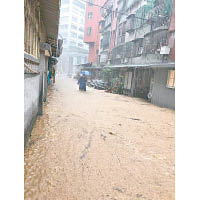 台灣受暴雨侵襲，有街道出現水浸。