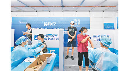 廣州市民接種新冠疫苗。（中新社圖片）