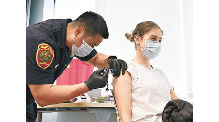 美國三藩市市民接種新冠疫苗。（中新社圖片）
