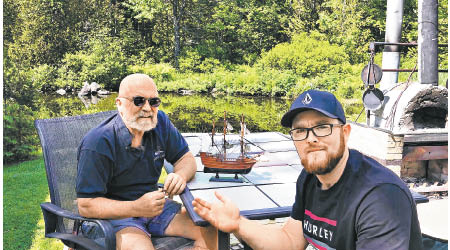 加拿大：溫斯洛（左）獲約翰（右）協助造船。