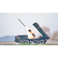 解放軍測試PHL-03式300毫米多管火箭炮。