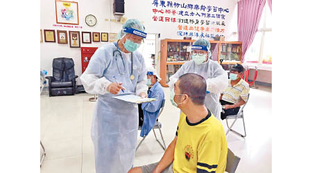 屏東政府安排民眾接種疫苗。