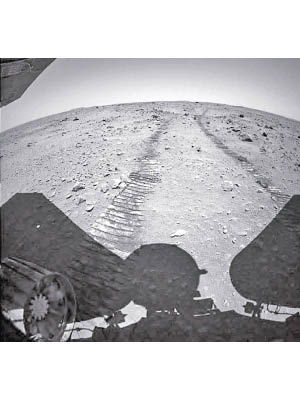 祝融號在火星表面行駛。（中新社圖片）