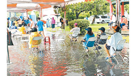 屏東民眾涉水等待檢測。（中時電子報圖片）