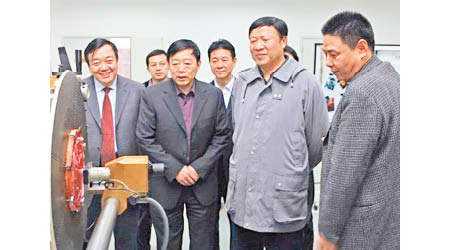 賀林（左一）曾參觀上海造幣有限公司。