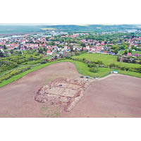 德國粟米田發掘現場（圖）藏有古教堂及貴族墓地遺址。