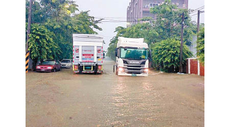 惡劣天氣下，大貨車被迫涉水而行。