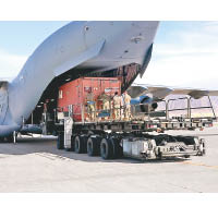 美軍把物資從巴格拉姆空軍基地運走。