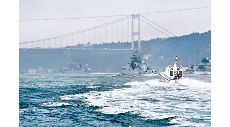 俄羅斯軍艦（左及中）取道土耳其海峽返回黑海。