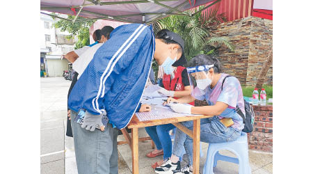 雲南瑞麗民眾接受檢測。（中新社圖片）