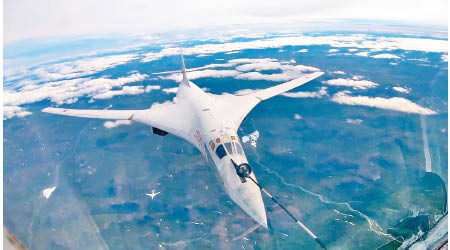 圖160戰略轟炸機飛赴遠東演習。