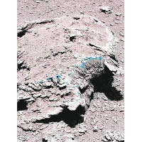 該圖顯示火星岩石表面塵土覆蓋情況。