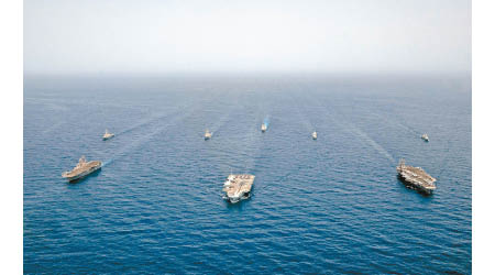 硫磺島號（前左）、伊利沙伯女王號（前中）及列根號（前右）在亞丁灣演習。