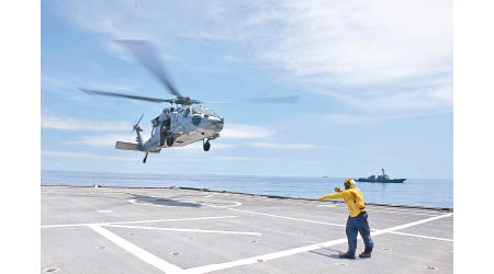 直升機降落在塔爾薩號的甲板上。