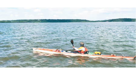 馬丁獨自划獨木舟橫渡密西西比河。