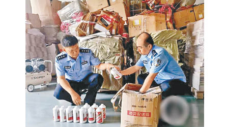 警方在行動中檢獲大批假茅台酒。
