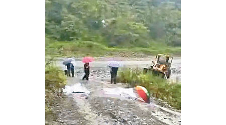 夫婦遭人駕車輾斃後伏屍地上。