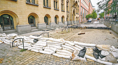 德國：哈根街頭堆放沙包防洪。