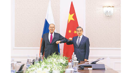 拉夫羅夫（左）與王毅（右）在塔什干會晤。