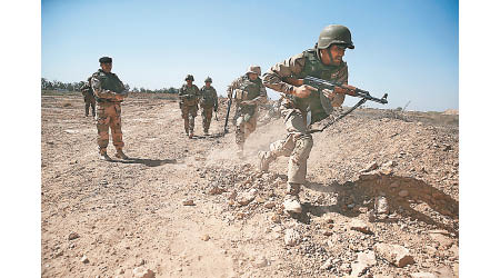 美軍協助訓練伊拉克士兵。