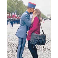 求婚成功後，軍人激動擁吻女友。