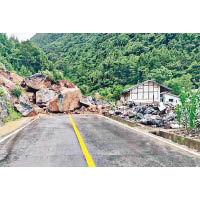 四川：廣元市在暴雨下出現山泥傾瀉阻塞公路。