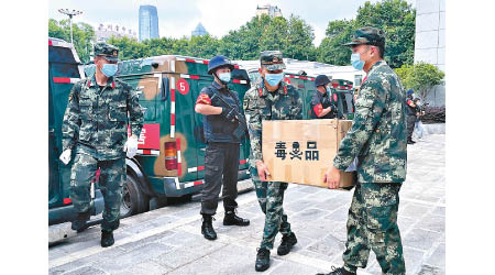 青島市海關清點查獲的走私毒品。（中新社圖片）