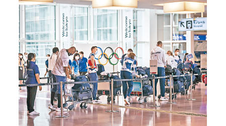 英國奧運代表團抵達東京羽田機場。