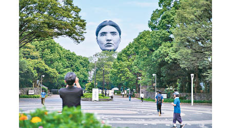 「正夢」在代代木公園內升起。